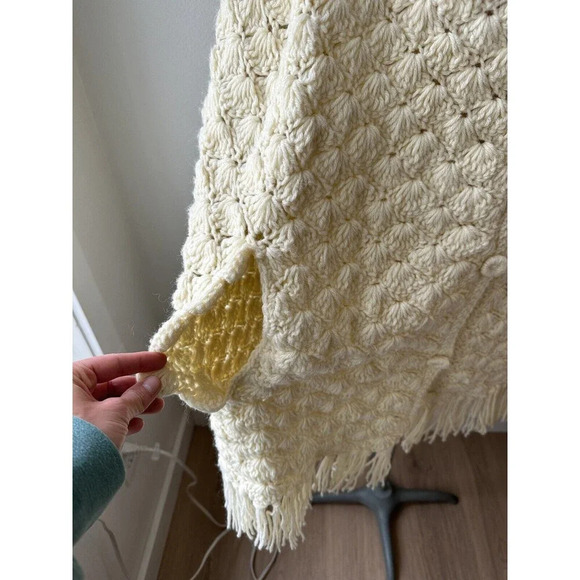 Vintage 70s Crochet Knit Poncho Cape Cream Collared Button Front Arm Holes OS - Picture 3 of 4